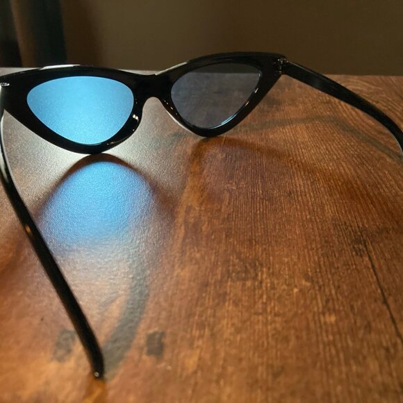 NWOT Unbranded Women's Black Cat Eye Sunglasses with Blue Lenses - Picture 3 of 6